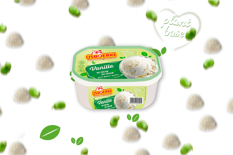 IJsboerke Plant-Based Vanille 1 L, entouré de boules de glace et de fèves de fèves qui tombent.